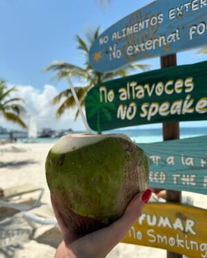 Sofía Carrera Instagram - Unos días de mamma mia en la playa o días de playa en mamma mia ? 🌴🥥🎭🪩
