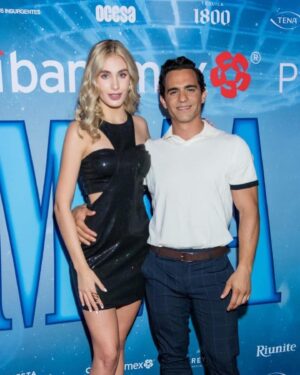 Sofía Carrera Instagram - 100 reps de mamma mia!💙💙🫰🏻🫰🏻gracias @tina_galindo @danielvillafane #claudiocarrera y toda la compañía de @mammamia_mx ✨🙏🏻