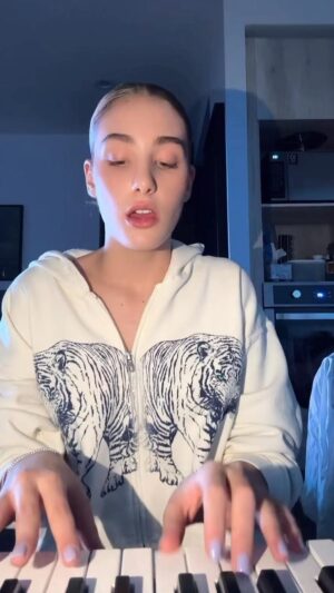 Sofía Carrera Instagram - Angels like you 💔 @mileycyrus 
Siento que me están volviendo las ganas de subir covers mientras sale mi música, que opinan ? 👁️
.
.
.
.
.
#angelslikeyou #mileycryus #covers #instacover #singer #song #latina #happy #music #love #instagram #talento #talent #minicover