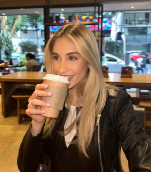 Sofía Carrera Instagram - Vamos por un café ? ☕️🤎
.
.
.
.
.
.
#instapost #coffeetime #singer #model #actress #disneyplus #latina #happy #love #photography