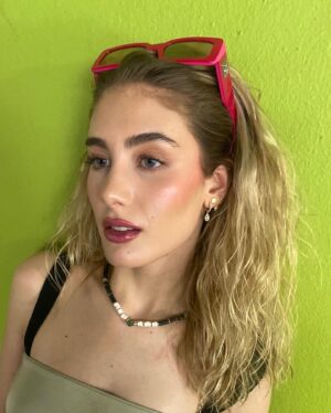 Sofía Carrera Instagram - mas vale llegar tarde que fea🐢🧃🍀💄💚