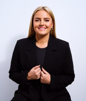 Sofia Dalén Instagram - med dessa nya osmuliga PRESSBILDER ( tagna av @morgannorman ) vill jag meddela att jag en fredag i månaden under hela året kommer köra en musikmix med fokus på hits i P3! mellan låtarna blir det självklart olika rövarhistorier och eventuellt att vissa av mina karaktärer tvingar sig in i sändning… första sänds om en vecka! vem vill du helst höra i radio: Börje, Vendela eller Hjördis? ok kraaaaam
