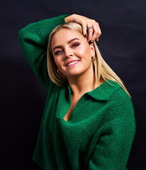 Sofia Dalén Instagram - med dessa nya osmuliga PRESSBILDER ( tagna av @morgannorman ) vill jag meddela att jag en fredag i månaden under hela året kommer köra en musikmix med fokus på hits i P3! mellan låtarna blir det självklart olika rövarhistorier och eventuellt att vissa av mina karaktärer tvingar sig in i sändning… första sänds om en vecka! vem vill du helst höra i radio: Börje, Vendela eller Hjördis? ok kraaaaam