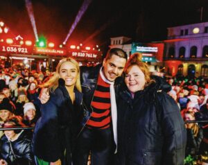 Sofia Dalén Instagram - det blir inga långa haranger - jag vill bara skriva TACK! tack till den fantastiska produktionen, ni är otroligt proffsiga, fina och roliga. tack till vartenda barn och varje vuxen som engagerat sig i denna lite skakiga tid vi lever i, allt för att hjälpa människor vars verklighet är att inte veta när man kan få nästa mål mat - om det ens blir något. tack @tinamehrafzoon & @assia.dahir vilka dronningar på fältet och tack för @oscarzia & @linneawikblad som jag ser upp till så mycket. villhöver träffa er snart. ok nu blev det en harang!! puss puss puss tack för det otroliga engagemanget ❤️ nu ska jag vila hjärnan lite