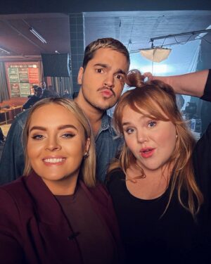 Sofia Dalén Instagram - jag är SÅ glad och tacksam för att få göra Musikhjälpen med just Linnea och Oscar och alla fantastiska människor i produktionen och det är inget jag bara säger utan: vi har så kul och mysigt och fint tillsammans. ikväll 20:00 kliver vi in i buren och ska göra allt i vår makt för att lyfta temat och alla fantastiska engagemang för att ingen ska behöva dö av hunger ❤️