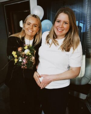 Sofia Dalén Instagram - tänk att baby ska få en baby!! (och Richard såklart) och jag längtar så 🩷 (tant Sofia ska lära den om allt som är viktigt)