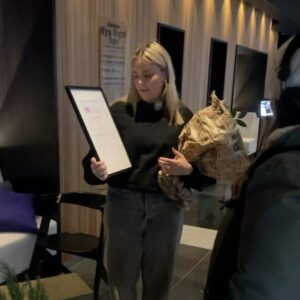 Sofia Dalén Instagram - Blev totalt överraskad i förmiddags under nyårsdagsfrukosten! Mitt i pannkakor och rufsigt hår blev jag tilldelas priset Årets Smålänning och försökte få fram något att säga - något med munnen, alltså SÄGA NÅGOT ÖVERHUVUDTAGET. Det blev stakande meningar, överrumplad reaktion, en timme i P4 med olika bekanta röster och ett försök till att visa min tacksamhet. Jag känner mig väldigt tacksam, detta var så roligt och ärofyllt. Mycket ”inte ska väl jag”-känslor! Tack @p4jonkoping för den fina utmärkelsen och sändningen ❤️