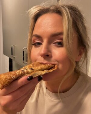 Sofia Dalén Instagram - ibland behöver man ställa de där riktigt konstiga frågorna. tack @grammissverige för att jag fick göra det igår på röda mattan! och tack @ulricaorn för förtroendet 💎 jag har inte vunnit något pris men tack @baharcorduene för klänningen (😵) tack @nilsmua för att du är en mästare på smink & hår (🫡) tack @emelieheleander för smycken (👑) tack @lucassolteiro1 & @michellekadir för att ni vill anlita mig gång på gång (🌹) GRATTIS ALLA SOM VANN och kram till resten (sändningen kommer på youtube) 🐦‍⬛