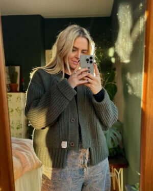 Sofia Dalén Instagram - efter en höst av sketchskrivande ser jag i år fram emot att skriva fler kåserier för göteborgs-posten! tänk vad mysigt, jag kanske tar tillbaka chailatten och poserande sitter med datorn på olika caféer med överdimensionerade halsdukar och fnasiga nagelband och stirrar medvetet men spelat nonchalant ut genom fönstret och jag har kanske en jättestor hund som bara ligger och sover vid mina fötter???