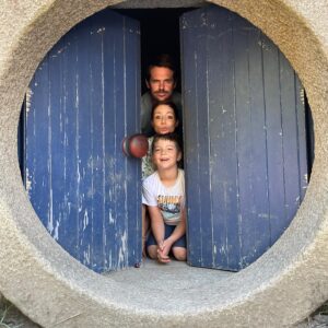 Sofia Escobar Instagram - Passaram 10 anos e cada vez estamos mais fortes, mais unidos. Tem sido uma viagem de constante aprendizagem, em que temos sempre conseguido ultrapassar os obstáculos e as fases menos boas. Nao sao tudo rosas e as relações entre as pessoas exigem muito trabalho, a maioria desse trabalho é em nós mesmos! Obrigada por 10 anos lindos, mal posso esperar pelos próximos 10! Feliz Aniversario meu amor ❤️❤️❤️ @gonzaloramosisme
