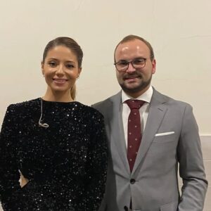 Sofia Escobar Instagram - Ontem estive em casa, rodeada de músicos maravilhosos e a cantar histórias na minha cidade da qual tenho tanto orgulho. Tantos amigos presentes e uns quantos amigos novos que a vida me presenteou estes dias. Obrigada @sandra.cm.azevedo por nos presenteares com o teu talento. Obrigada a todos pelos vossos contributos, por estarem connosco e por todo o carinho que chegou até nós de todos os cantos de Guimarães. Nem vos consigo expressar como tenho a alma e o coração cheios. Bem haja querido Sr.Padre @tiagoleonel_24 e todos os que fizeram tudo acontecer com tanto amor. Até um “milagre” conseguimos fazer acontecer ! ( Quem lá esteve sabe do que falo🥰) Obrigada Guimarães e que o tesouro que é a capela de Nossa Senhora da Conceição esteja totalmente recuperada muito em breve para a alegria de todos! 🙏🏻