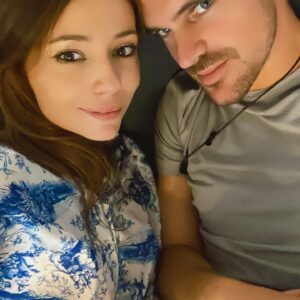 Sofia Escobar Instagram - Passaram 10 anos e cada vez estamos mais fortes, mais unidos. Tem sido uma viagem de constante aprendizagem, em que temos sempre conseguido ultrapassar os obstáculos e as fases menos boas. Nao sao tudo rosas e as relações entre as pessoas exigem muito trabalho, a maioria desse trabalho é em nós mesmos! Obrigada por 10 anos lindos, mal posso esperar pelos próximos 10! Feliz Aniversario meu amor ❤️❤️❤️ @gonzaloramosisme