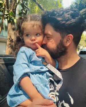 Sofía Garza Instagram - Cuando crees que no se puede amar más.
Feliz día amor mío.