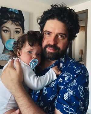 Sofía Garza Instagram - Cuando crees que no se puede amar más.
Feliz día amor mío.