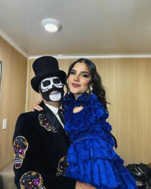 Sofía Garza Instagram - Necesito un post solito para ti. 
Y no porque no te lo haya dicho ya pero porque se que esto será un abrazo a tu ego y tu vanidad que tal vez se vieron algo golpeados en este proceso. No cierto. Si cierto. 🥲
Mi admiración y mi cariño por ti rebasan ya los parámetros socialmente aceptados entre un director y su actriz/cantante pero me vale tanto que ya te decimos “Tío Feli”.
Gracias por ponerme en un escenario tan épico y hermoso. Por creer tanto en mi y pelear muchas batallas por mi. 
Sabes que contigo a donde sea. 
Por compartir conmigo este momento tan importante para ti y ser tan generoso conmigo, con Oscar y con todos tus cantantes de MYST. 

TE ADORO FERNANDEZ DEL PASO! #siempretequisebye