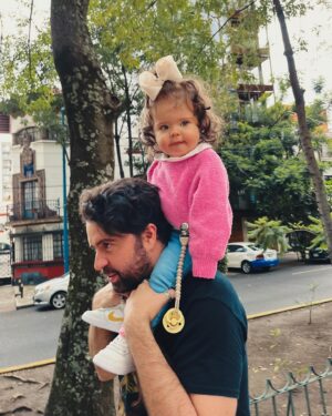 Sofía Garza Instagram - Cuando crees que no se puede amar más.
Feliz día amor mío.