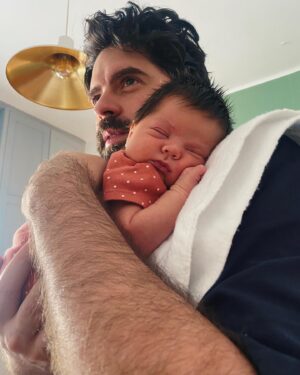 Sofía Garza Instagram - Cuando crees que no se puede amar más.
Feliz día amor mío.