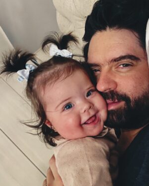Sofía Garza Instagram - Cuando crees que no se puede amar más.
Feliz día amor mío.