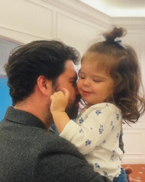 Sofía Garza Instagram - Cuando crees que no se puede amar más.
Feliz día amor mío.
