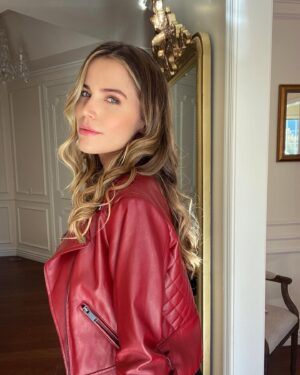 Sofia Mattsson Instagram - ❤️ Sending some love to you all this week - hope it’s a great one! 💋✨

#PositiveVibes #SpreadLove #Mwah #VeganLeather #VeganFashion  #SunKissedHair #MondayMotivation #RedJacket #PinkLips #Sunkissed
