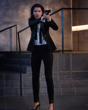 Sofia Pernas Instagram - So, some serious shit goes down tonight. #bloodandtreasure
