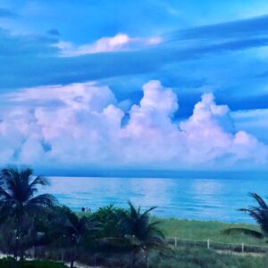 Sofía Reca Instagram - One of my greatest pleasures is to stop for a sec and look at the beautiful sky! 🙌🏻🙌🏻🙌🏻. Como disfruto de mirar estos cielos!