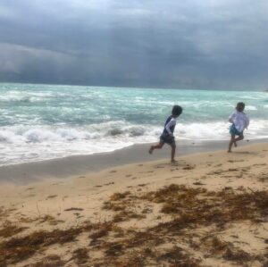 Sofía Reca Instagram - I come to the beach almost every weekend and it still takes my breath away! I am so grateful we can experience the simplicity and perfection of having fun out in nature. Picking 🐚 swimming in the ocean, or just looking at the horizon, where everything beautifully becomes ONE! #miamibeach #raisekidsoutside #Inti #friendship agradecida de experimentar la sencillez y la perfección de divertirse en la naturaleza. Juntando 🐚 nadando en el océano, o simplemente mirando el horizonte, donde todo se vuelve bellamente UNO! 🙏🏼🙏🏼🙏🏼