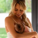 Sofia Arruda Instagram – Já tínhamos a experiência de um bebé com pele de tendência atópica com o Xavier e esta nenuca também tem a pele muito sensível e seca.
Para evitar o desconforto da pele a repuxar ou comichão durante a noite estamos a utilizar na rotina do banho a gama A-Derma Exomega Control:
Passo 1: utilizo Exomega Control Óleo de Duche na hora do banho. 🚿
Passo 2: aplico Exomega Control Creme Emoliente para acalmar e hidratar a pele.
Tal como os meus filhotes, o seu bebé poderá ter uma boa noite de sono sem acordar por causa da comichão. 😴
#adermaportugal #aderma #dermatologiabio #aveiarhealba#skincare #exomega #exomegacontrol #peleatópica #eczema #pub
