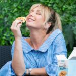 Sofia Arruda Instagram - Pausa no bar aberto de leite materno para a mamã também poder comer qualquer coisa. Fome e sede como nunca quando se dá de mamar. Convosco também ? Os wafles sem açúcar que tenho sempre em casa são da @prozis #pub #prozis #motherhood