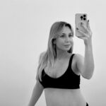 Sofia Arruda Instagram - Ontem consegui ir cuidar de mim 🤍 Tive consulta com a minha dermatologista @drasofiaborges e fui conhecer a nova clínica @mymoment.clinic que abriu a dois passos do El Corte Inglês! Analisámos a minha pele do rosto e fiquei a ver as manchas que ainda não tenho, mas que se não cuidar da pele vou ter 🥵 também funciona como prevenção para cancro de pele 🙌🏼 A dra. mudou a minha rotina de cremes e passei para a gama da @skinceuticals que eu já conhecia e sei que é incrível. Faço esta partilha convosco porque há muitas grávidas que pensam que não podem cuidar da pele, que durante a gravidez não se pode fazer nada. Claro que há muita coisa que não podemos fazer, mas seguindo as recomendações médicas também há muito para fazer! Ahhh e ainda têm serviço de drenagem para grávidas !! Saúde sempre 🤍 #parceria #pub