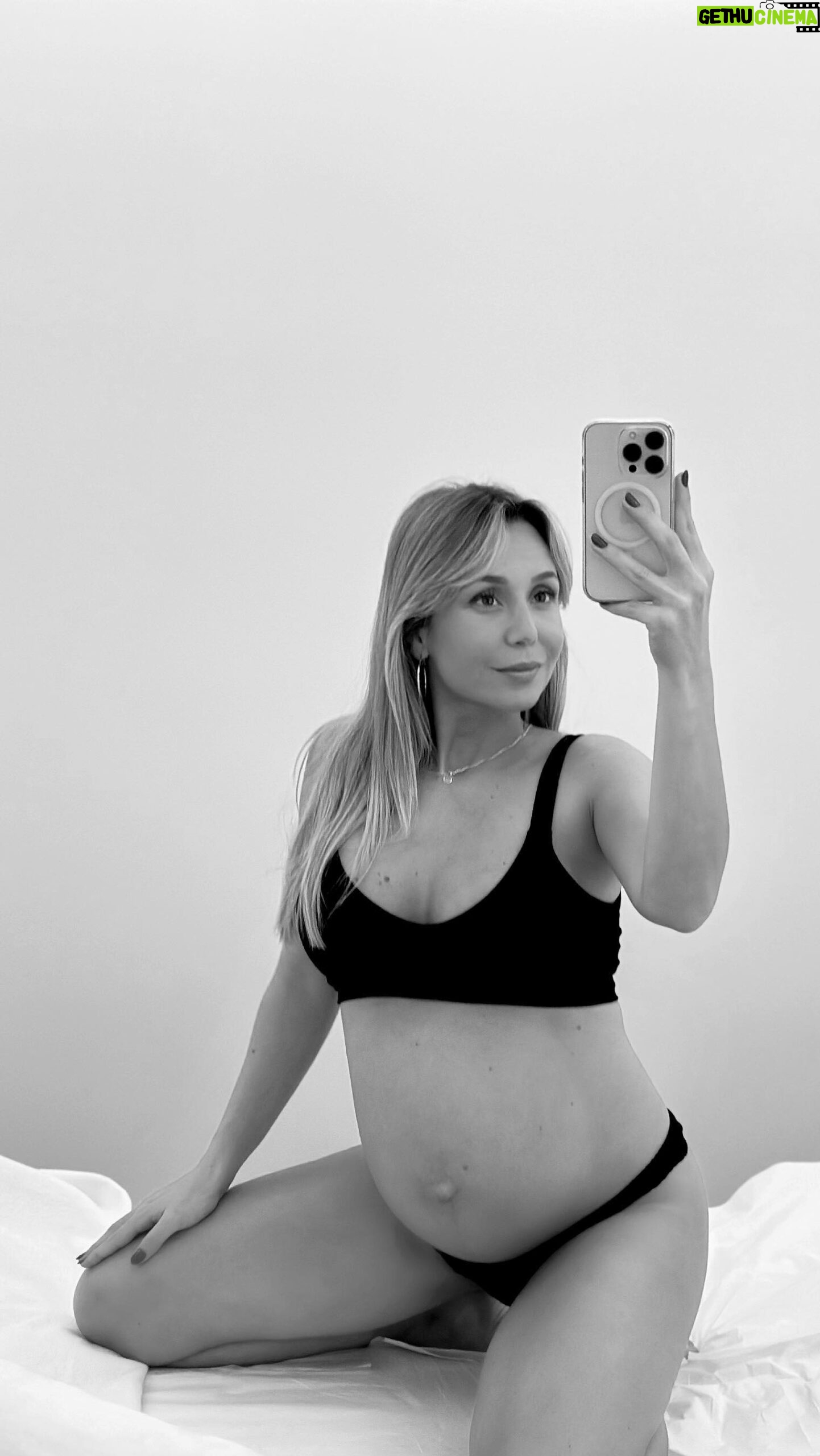 Sofia Arruda Instagram - Ontem consegui ir cuidar de mim 🤍 Tive consulta com a minha dermatologista @drasofiaborges e fui conhecer a nova clínica @mymoment.clinic que abriu a dois passos do El Corte Inglês! Analisámos a minha pele do rosto e fiquei a ver as manchas que ainda não tenho, mas que se não cuidar da pele vou ter 🥵 também funciona como prevenção para cancro de pele 🙌🏼 A dra. mudou a minha rotina de cremes e passei para a gama da @skinceuticals que eu já conhecia e sei que é incrível. Faço esta partilha convosco porque há muitas grávidas que pensam que não podem cuidar da pele, que durante a gravidez não se pode fazer nada. Claro que há muita coisa que não podemos fazer, mas seguindo as recomendações médicas também há muito para fazer! Ahhh e ainda têm serviço de drenagem para grávidas !! Saúde sempre 🤍 #parceria #pub