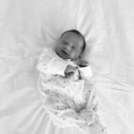 Sofia Arruda Instagram - A nenuca da nossa vida 🤍 #newborn #newbornphotography #love #babygirl #oliamaro #2weeks