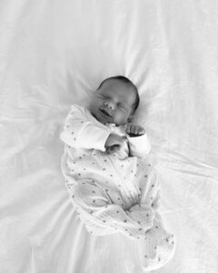 Sofia Arruda Instagram - A nenuca da nossa vida 🤍 #newborn #newbornphotography #love #babygirl #oliamaro #2weeks