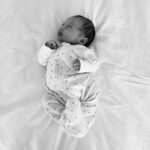 Sofia Arruda Instagram - A nenuca da nossa vida 🤍 #newborn #newbornphotography #love #babygirl #oliamaro #2weeks