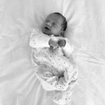 Sofia Arruda Instagram - A nenuca da nossa vida 🤍 #newborn #newbornphotography #love #babygirl #oliamaro #2weeks