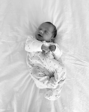 Sofia Arruda Instagram - A nenuca da nossa vida 🤍 

#newborn #newbornphotography #love #babygirl #oliamaro #2weeks