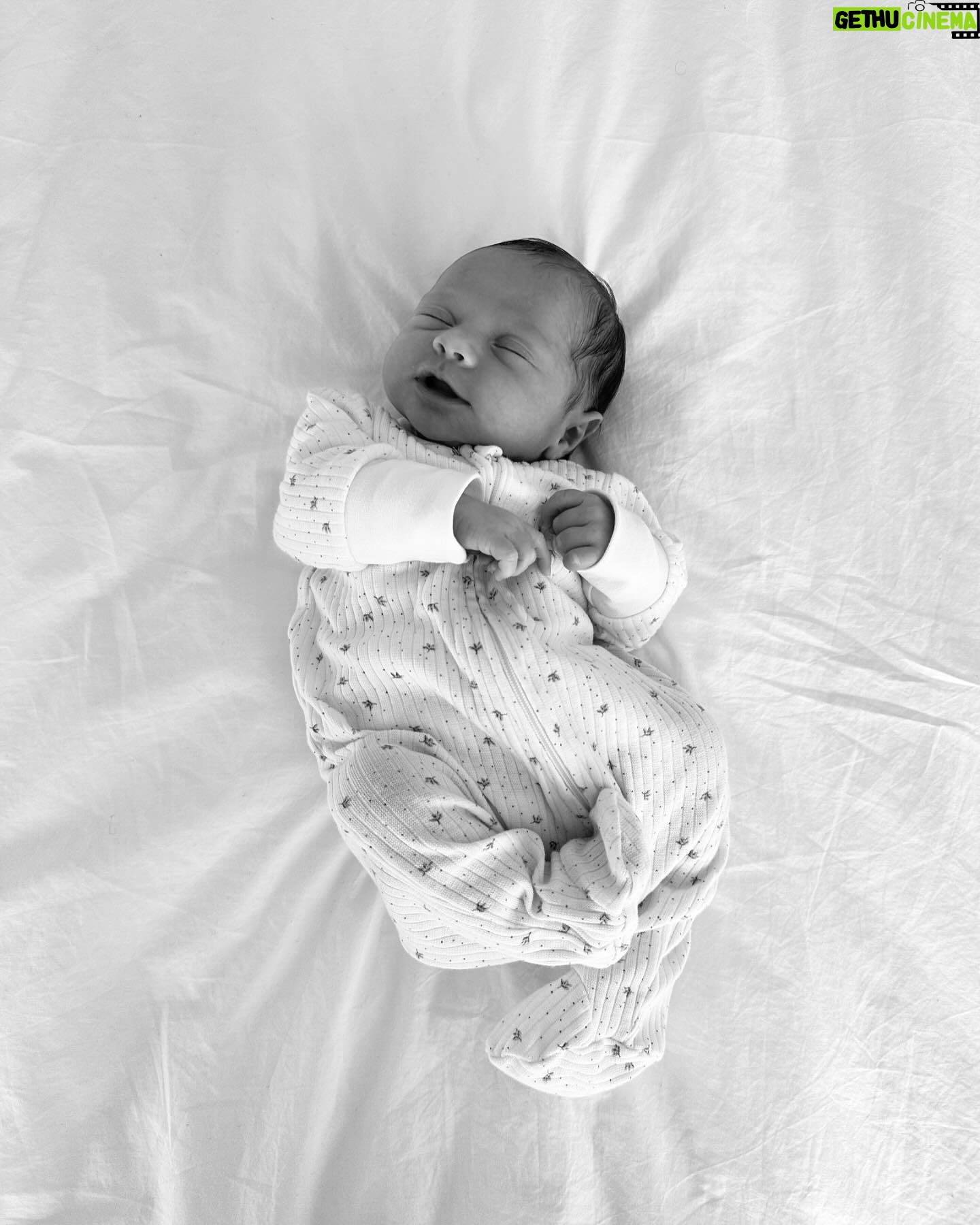 Sofia Arruda - 53.8K Likes - A nenuca da nossa vida 🤍
#newborn #newbornphotography #love #babygirl #oliamaro #2weeks