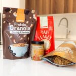 Sofia Arruda Instagram - Passam os enjoos e vem a vontade de comer !! 🍽️ se esta miúda não nasce rapidinho vou a rebolar para o hospital 😂 Quem mais come cereais ou granola directamente da embalagem ? 🤭🤭 Para quem quer aproveitar tenho 10% de desconto estes produtos de oferta no site da @prozis só têm de usar o código SOFIAARRUDA 🎁 O jumsuit também é da @prozis #pub