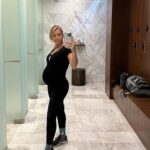 Sofia Arruda Instagram – Nunca pensei fazer  a espargata, muito menos grávida 😂 
Atenção este não é o nosso objectivo na aula de alongamentos, aconteceu hoje porque o corpo permitiu mas não faço qualquer esforço para o fazer. Segurança primeiro sempre 🙏🏼

#mommygoals #pregnantbelly #pregnancydiary #workinprogress