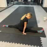 Sofia Arruda Instagram – Nunca pensei fazer  a espargata, muito menos grávida 😂 
Atenção este não é o nosso objectivo na aula de alongamentos, aconteceu hoje porque o corpo permitiu mas não faço qualquer esforço para o fazer. Segurança primeiro sempre 🙏🏼

#mommygoals #pregnantbelly #pregnancydiary #workinprogress