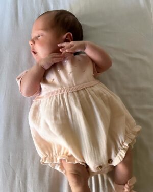 Sofia Arruda Instagram - Eu vejo uma bailarina 🩰 🤍 

Look primavera/verão2024 @wedoble

#babygirl #oliamaro