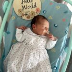 Sofia Arruda Instagram - Minha taurina que nasceu no dia da terra e na semana da revolução. Que leves sempre contigo a força de forma justa para contigo e com os outros ♥️ Amo-te 🎀 #oliamaro #babygirl #newborn #newbornphotography #3days