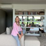 Sofia Arruda Instagram – Querido mudei a sala ☺️ 
Durante a gravidez passei madrugadas de insónias a projectar alterações em casa: sala, terraços, quarto dos miúdos … e agora começo a concretizar as minhas ideias ☺️ 

Sofá @moorki_official ( têm mesmo de ir ver a página deles. Eu sou muito clássica nas minhas escolhas mas eles têm sofás de SONHO e bem irreverentes!)

#homedecor #sofaminimalis #parceria #decoração #livingroom