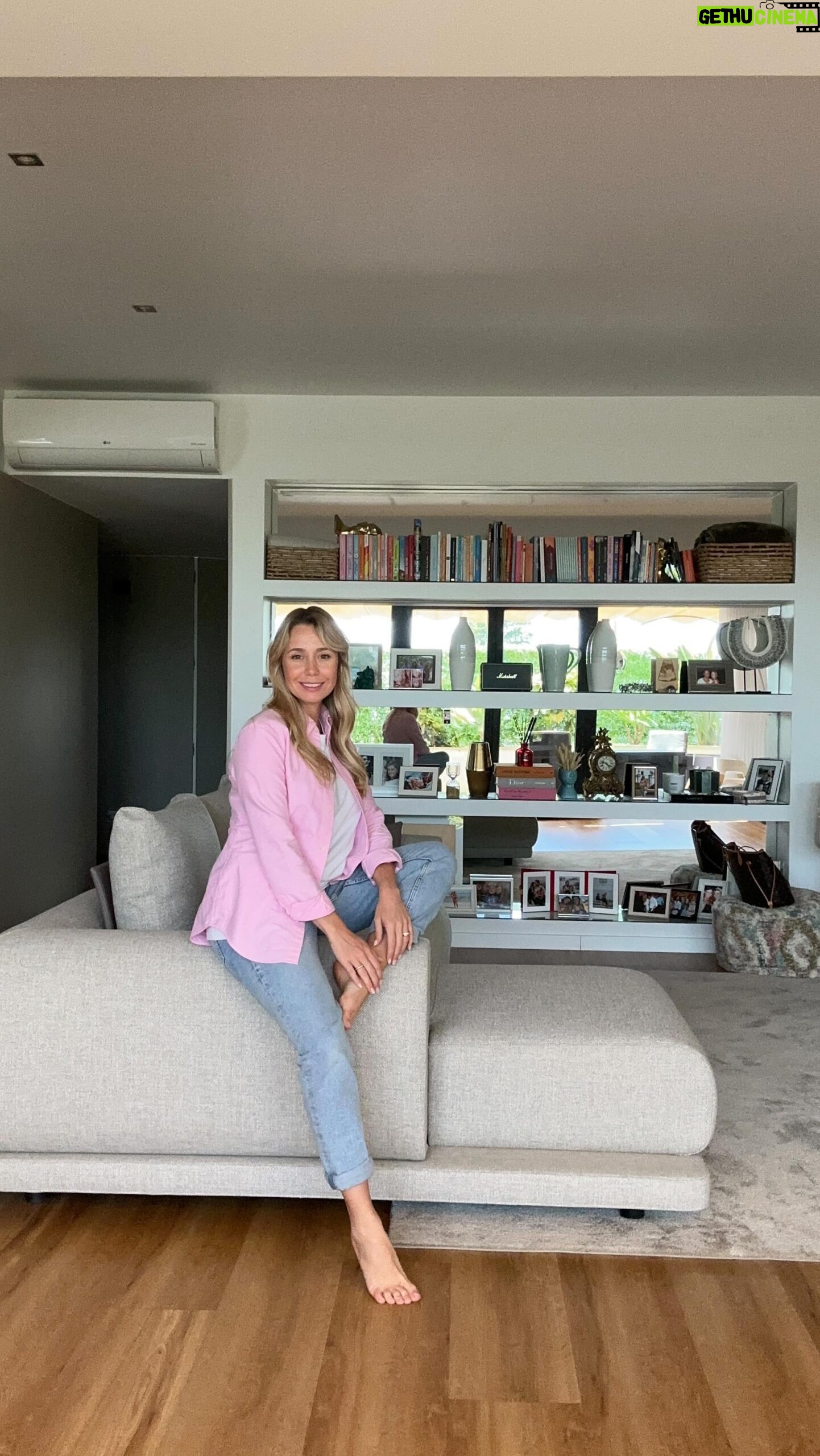 Sofia Arruda Instagram - Querido mudei a sala ☺️ Durante a gravidez passei madrugadas de insónias a projectar alterações em casa: sala, terraços, quarto dos miúdos … e agora começo a concretizar as minhas ideias ☺️ Sofá @moorki_official ( têm mesmo de ir ver a página deles. Eu sou muito clássica nas minhas escolhas mas eles têm sofás de SONHO e bem irreverentes!) #homedecor #sofaminimalis #parceria #decoração #livingroom