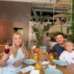 Sofia Arruda Instagram - A gastarmos os últimos cartuxos os 3 🥰😎 e eu a aproveitar para comer por 2🤪🤭 #brunchtime #familytime #familygoals
