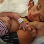 Sofia Arruda Instagram – 2 semanas com a nossa Oli nos braços 🥰❤️ Agradecer à Dra @claudia_appleton_obgin e à sua equipa é pouco. Agradecer à minha irmã @mafaldaarruda que mais uma vez esteve comigo no nascimento dos meus filhos: obrigada obrigada!!! E ao meu marido @dpamaro que nunca, nunca me larga a mão ❤️
Temos tanta sorte filha. Um dia vais perceber ❤️🥰 

#family #familygoals #oliamaro #newborn #blessed