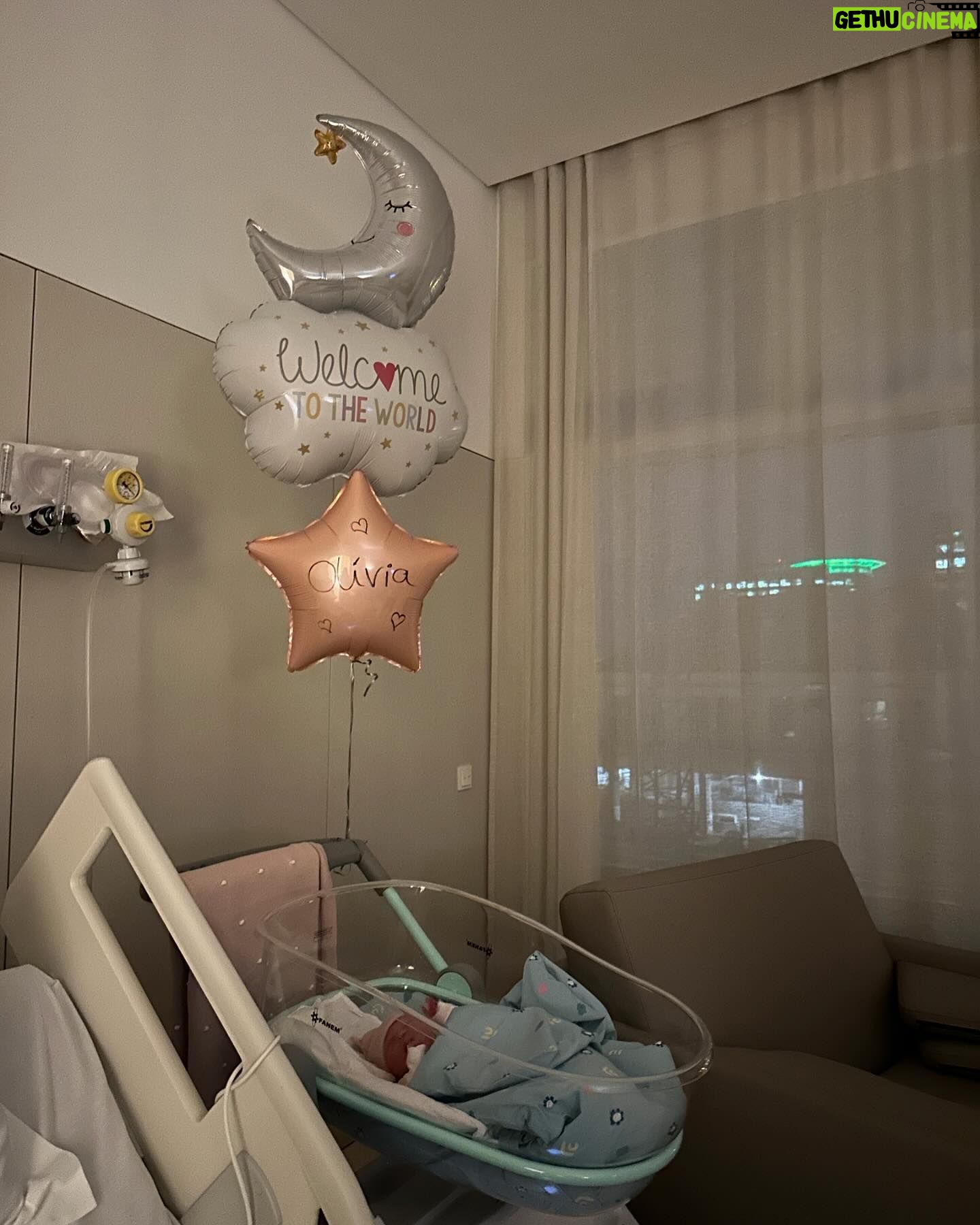 Sofia Arruda - 27.1K Likes - 2 semanas com a nossa Oli nos braços 🥰❤️ Agradecer à Dra @claudia_appleton_obgin e à sua equipa é pouco. Agradecer à minha irmã @mafaldaarruda que mais uma vez esteve comigo no nascimento dos meus filhos: obrigada obrigada!!! E ao meu marido @dpamaro que nunca, nunca me larga a mão ❤️
Temos tanta sorte filha. Um dia vais perceber ❤️🥰
#family #familygoals #oliamaro #newborn #blessed