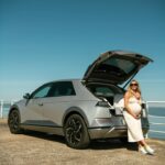 Sofia Arruda Instagram - Vim testar se cabia tudo na bagageira do IONIQ 5 e cabe! Além de lindo e 100% eléctrico tem um espaço interior que nunca mais acaba. E fica a informação para quem quer trocar de carro que de dia 18 a 21 de Abril a @hyundaipt está com uma campanha de apoio à retoma de mais de 10mil € e condições incríveis para a compra dos modelos eléctricos. Aproveitem a Mega Hora H 💙 #parceria #hyundai #ioniq5 #electriccar