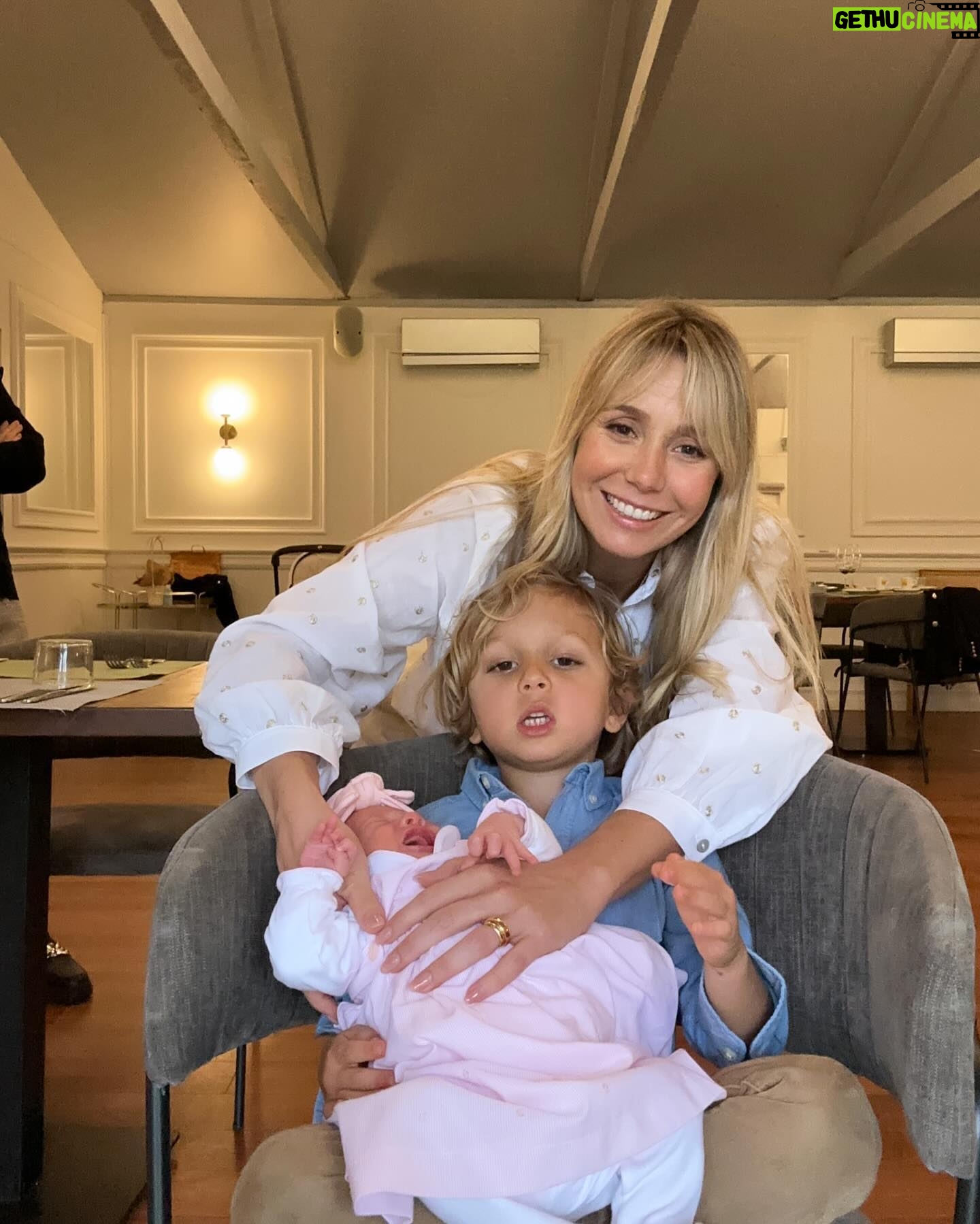 Sofia Arruda - 26.8K Likes - Eu vesti-os bonitinhos, usei a luz da janela e tentei uma fotografia para pôr na moldura da sala. Isto foi o melhor que consegui 😂😆🤪
#mothersday #photography #kids