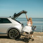 Sofia Arruda Instagram - Vim testar se cabia tudo na bagageira do IONIQ 5 e cabe! Além de lindo e 100% eléctrico tem um espaço interior que nunca mais acaba. E fica a informação para quem quer trocar de carro que de dia 18 a 21 de Abril a @hyundaipt está com uma campanha de apoio à retoma de mais de 10mil € e condições incríveis para a compra dos modelos eléctricos. Aproveitem a Mega Hora H 💙 #parceria #hyundai #ioniq5 #electriccar